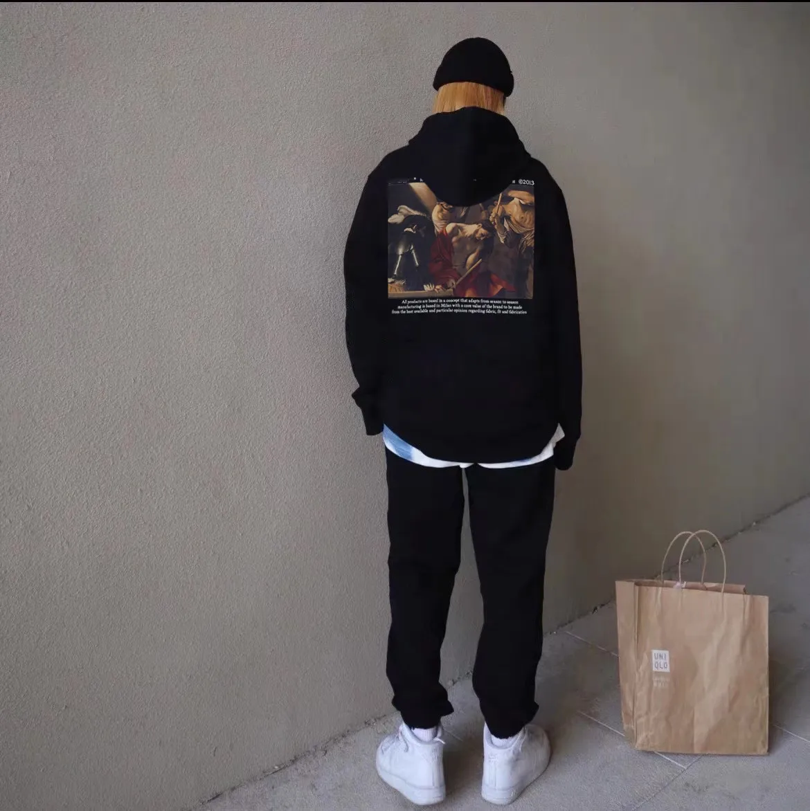 ♻️💯Upper body reference model picture❤️22SS approved version OFFWHITE (OW) Killing and being killed, punishment and sanctity Caravaggio oil painting pure cotton color religious unisex autumn and winter pure cotton hoodie sweatshirt OW perfectly integrates classical literature and art and street culture, paying tribute to VA20SS. Baroqueism, Caravaggio's classic oil painting series, literary street temperament, and 19FW Monet oil paintings. This is also a replacement for Monet. There is a minimalist plain logo on the chest, and a large digital oil painting print on the back with Kornit digital direct inkjet printing. The picture is clear and the stripes transition is smooth. It has a strong religious color, a Vintage style in line with the tone of the Renaissance, and an ultra-clear texture. The fabric is made of 480g combed cotton terry fabric, which has a full drape. Warm and comfortable!  Color: Black Size: XS-L P:390